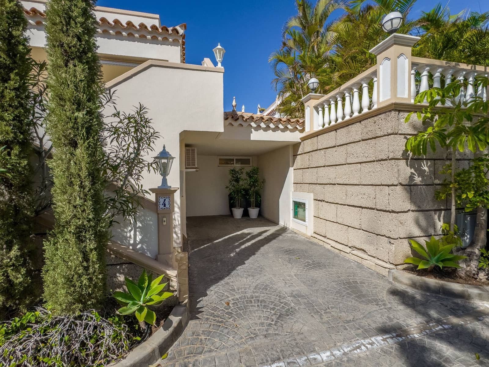 4 bedroom Villa for sale in Playa del Duque with pool garage - € 3,100,000 (Ref: 9219707)