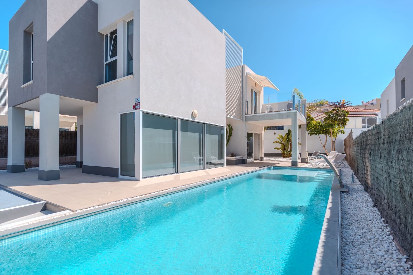 3 sypialnia Willa na sprzedaż w Costa Adeje z basenem garażem - 1 175 000 € (Ref: 9232277)