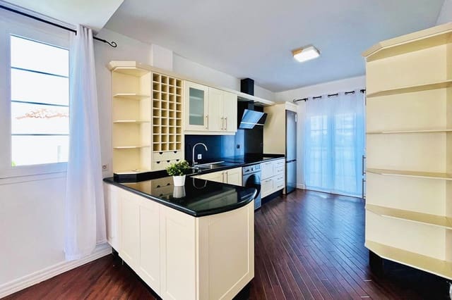 3 soverom Penthouse til salgs i Playa del Duque, Adeje med svømmebasseng - € 875 000 (Ref: 9242690)