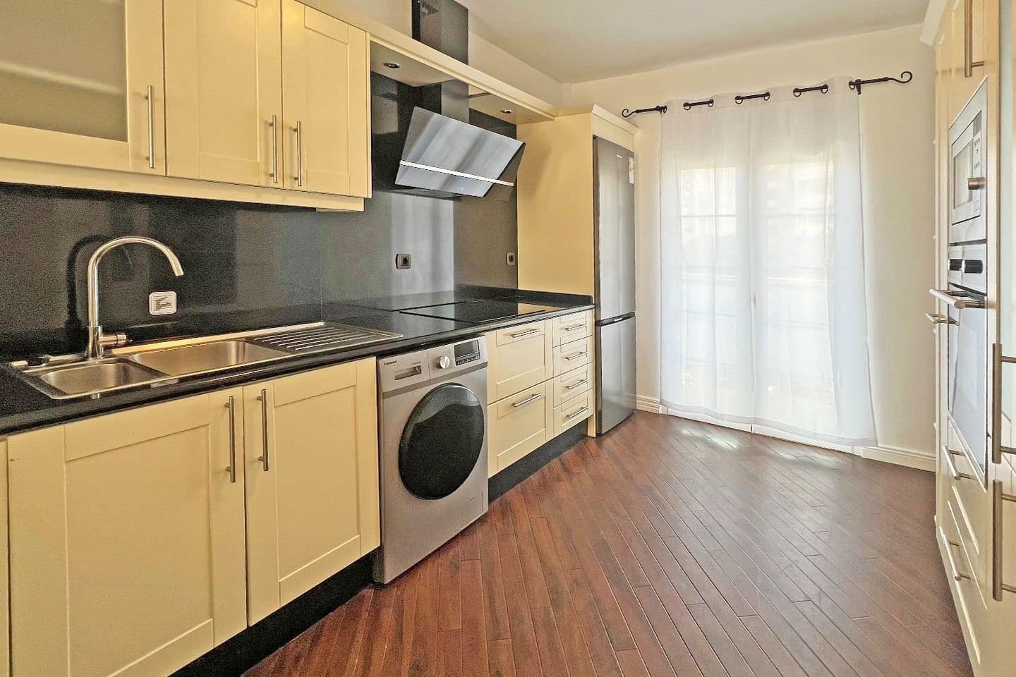 3 soverom Penthouse til salgs i Playa del Duque med svømmebasseng - € 875 000 (Ref: 9242690)