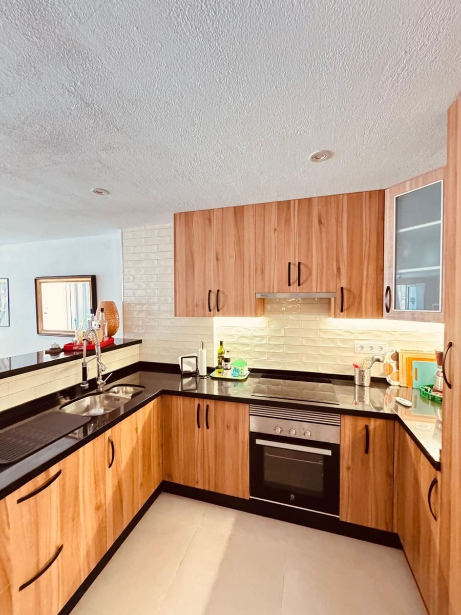 2 soverom Kjedet enebolig til salgs i Playa de las Americas med svømmebasseng garasje - € 495 000 (Ref: 9303055)