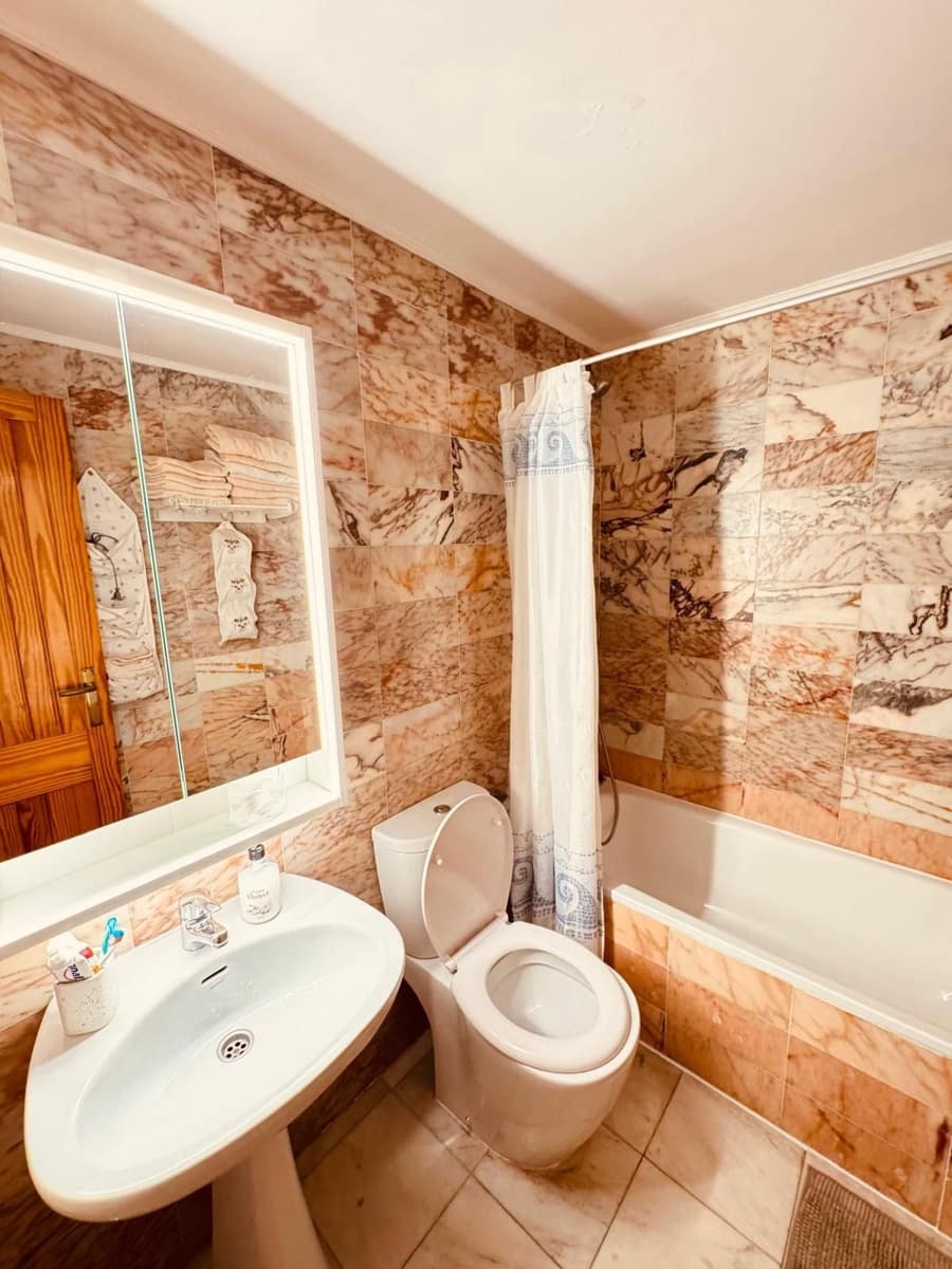 2 soverom Kjedet enebolig til salgs i Playa de las Americas med svømmebasseng garasje - € 495 000 (Ref: 9303055)