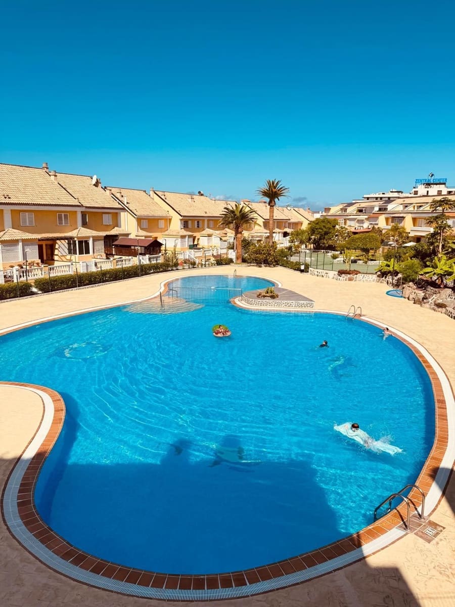 2 soverom Kjedet enebolig til salgs i Playa de las Americas med svømmebasseng garasje - € 495 000 (Ref: 9303055)