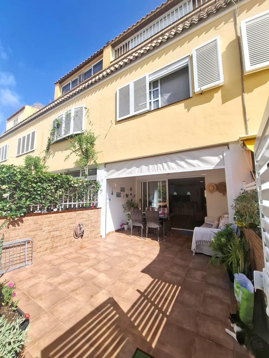 3 soverom Kjedet enebolig til salgs i Playa de las Americas med svømmebasseng garasje - € 650 000 (Ref: 9322459)