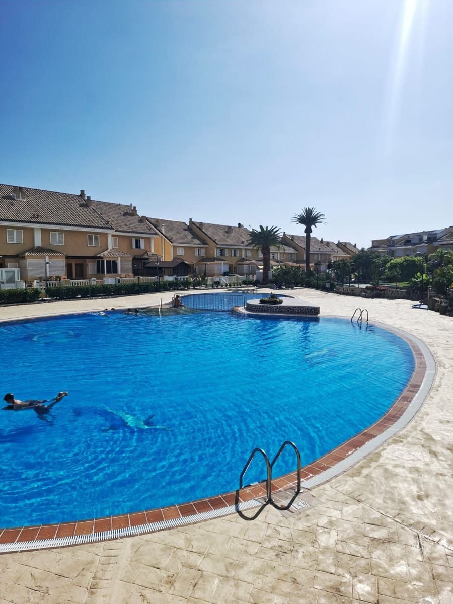 3 soverom Kjedet enebolig til salgs i Playa de las Americas med svømmebasseng garasje - € 650 000 (Ref: 9322459)