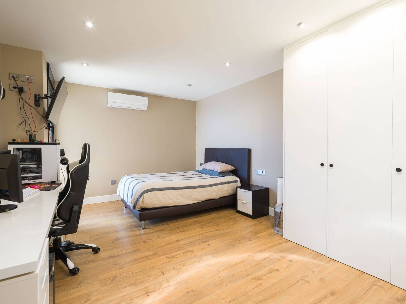 6 chambre Villa/Maison à vendre à Acoran avec piscine garage - 1 599 000 € (Ref: 9340679)