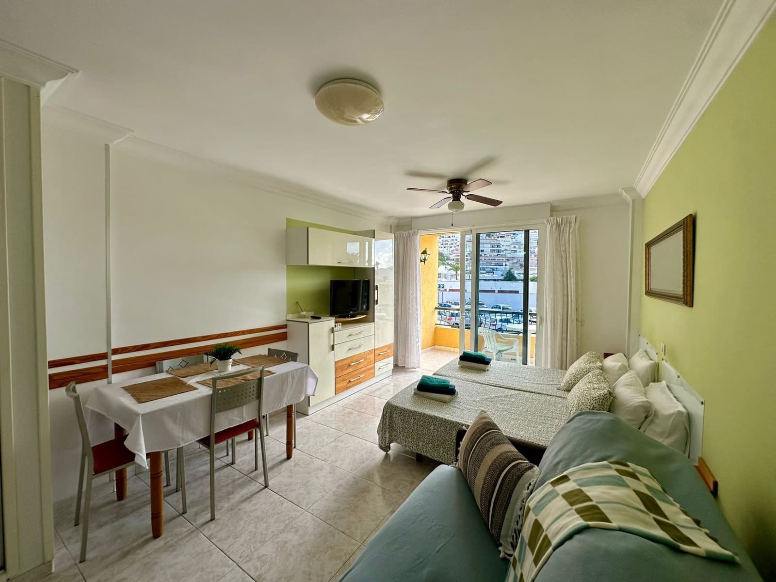 Appartement te koop in Playa de las Americas met zwembad - € 250.000 (Ref: 9341855)