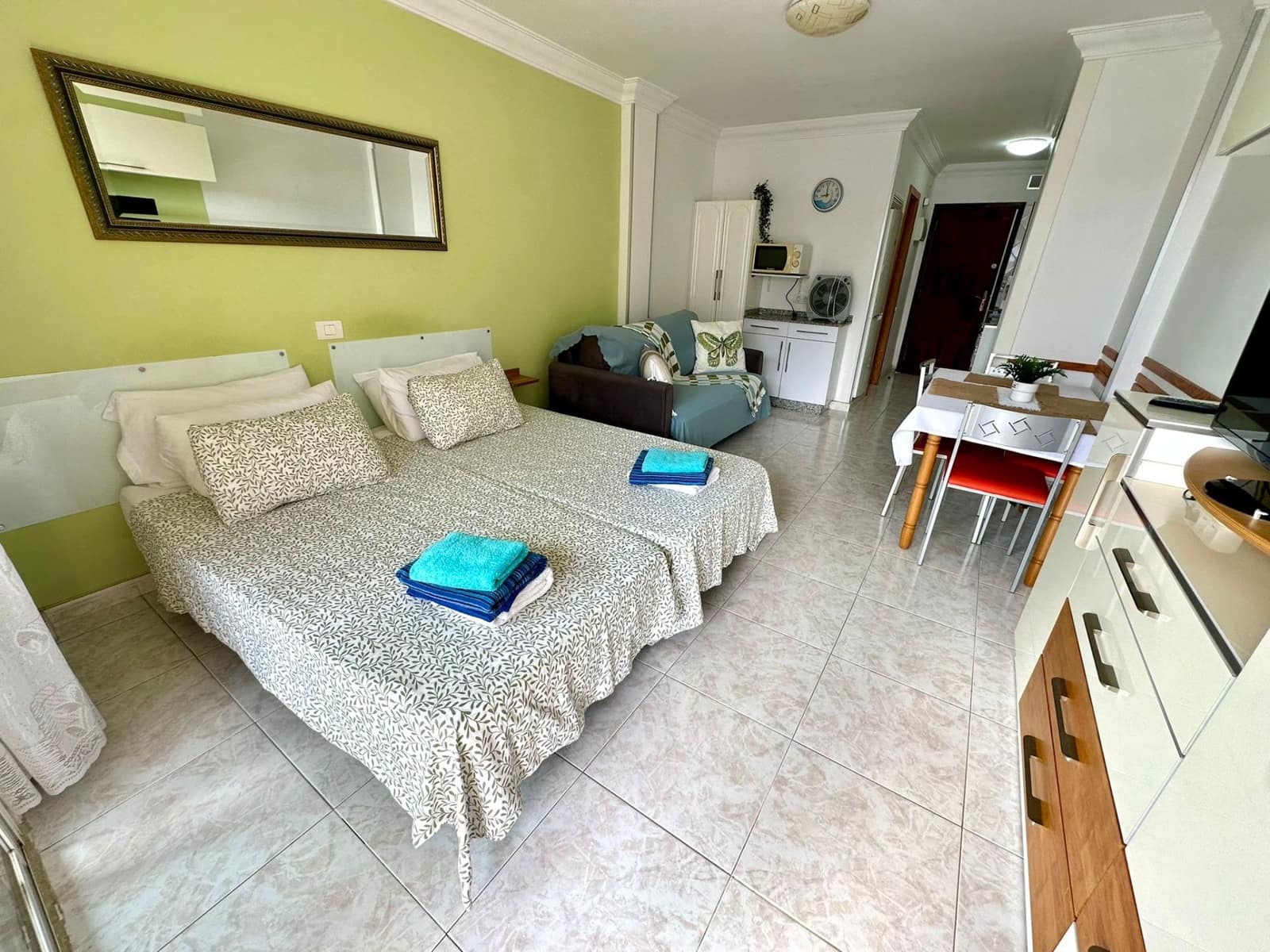 Appartement te koop in Playa de las Americas met zwembad - € 250.000 (Ref: 9341855)