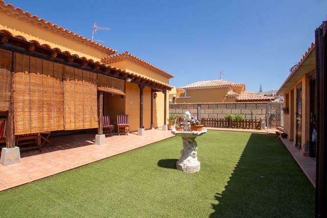 4 chambre Villa/Maison à vendre à Arona avec piscine garage - 579 000 € (Ref: 9421864)