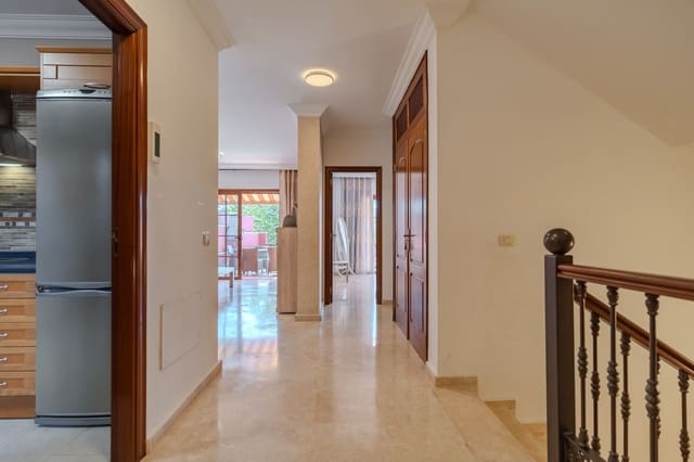 3 soverom Kjedet enebolig til salgs i Playa del Duque, Adeje med svømmebasseng garasje - € 1 280 000 (Ref: 9451622)