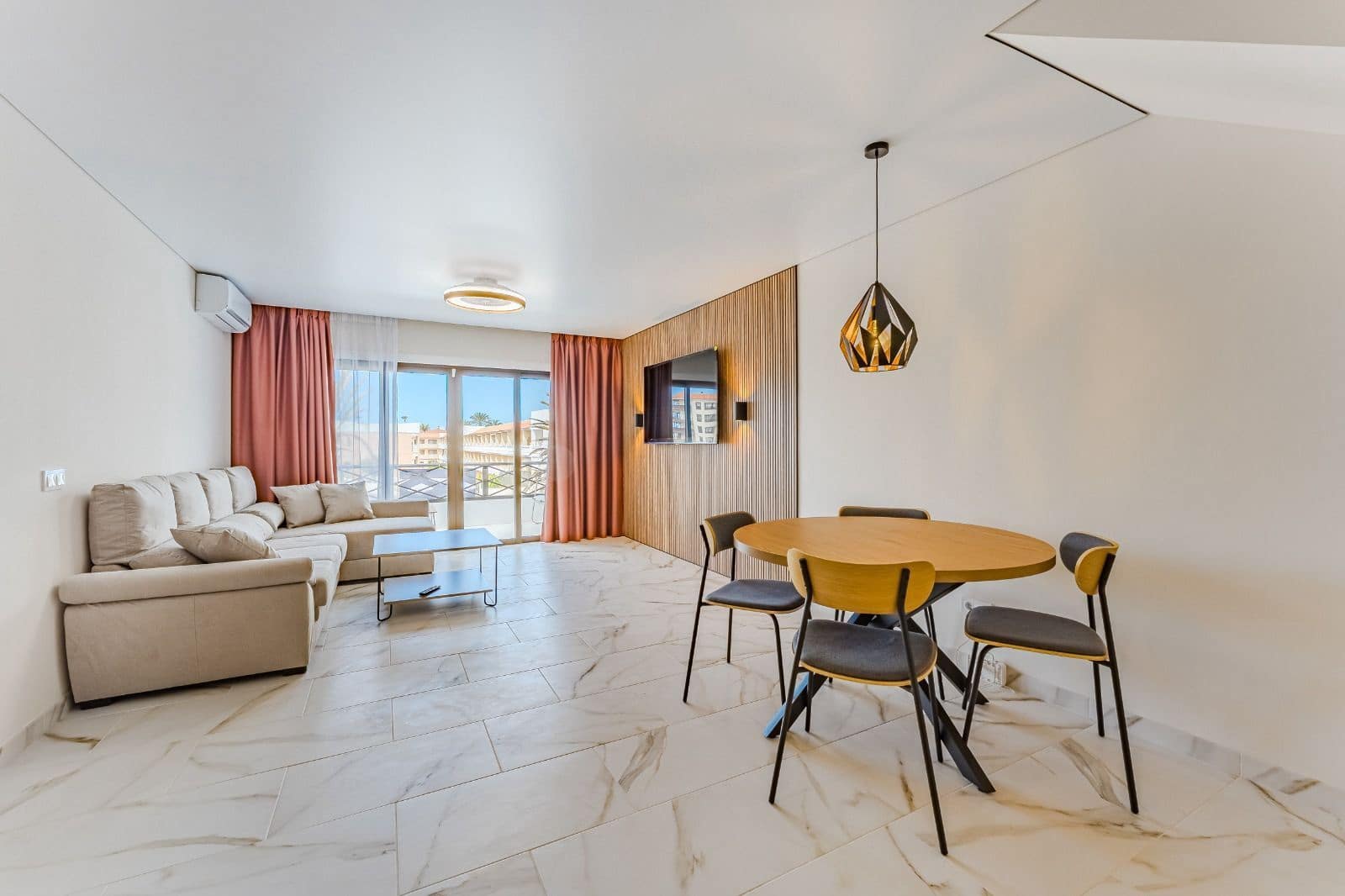 Apartamento de 2 habitaciones en Costa del Silencio en venta con piscina garaje - 325.000 € (Ref: 9465174)