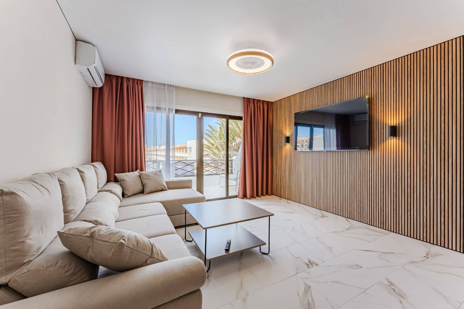 Apartamento de 2 habitaciones en Costa del Silencio en venta con piscina garaje - 325.000 € (Ref: 9465174)