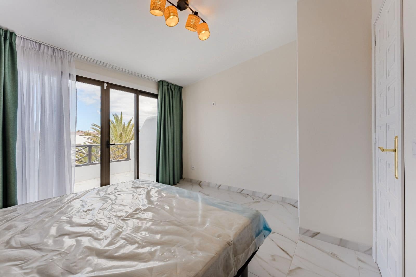 Apartamento de 2 habitaciones en Costa del Silencio en venta con piscina garaje - 325.000 € (Ref: 9465174)