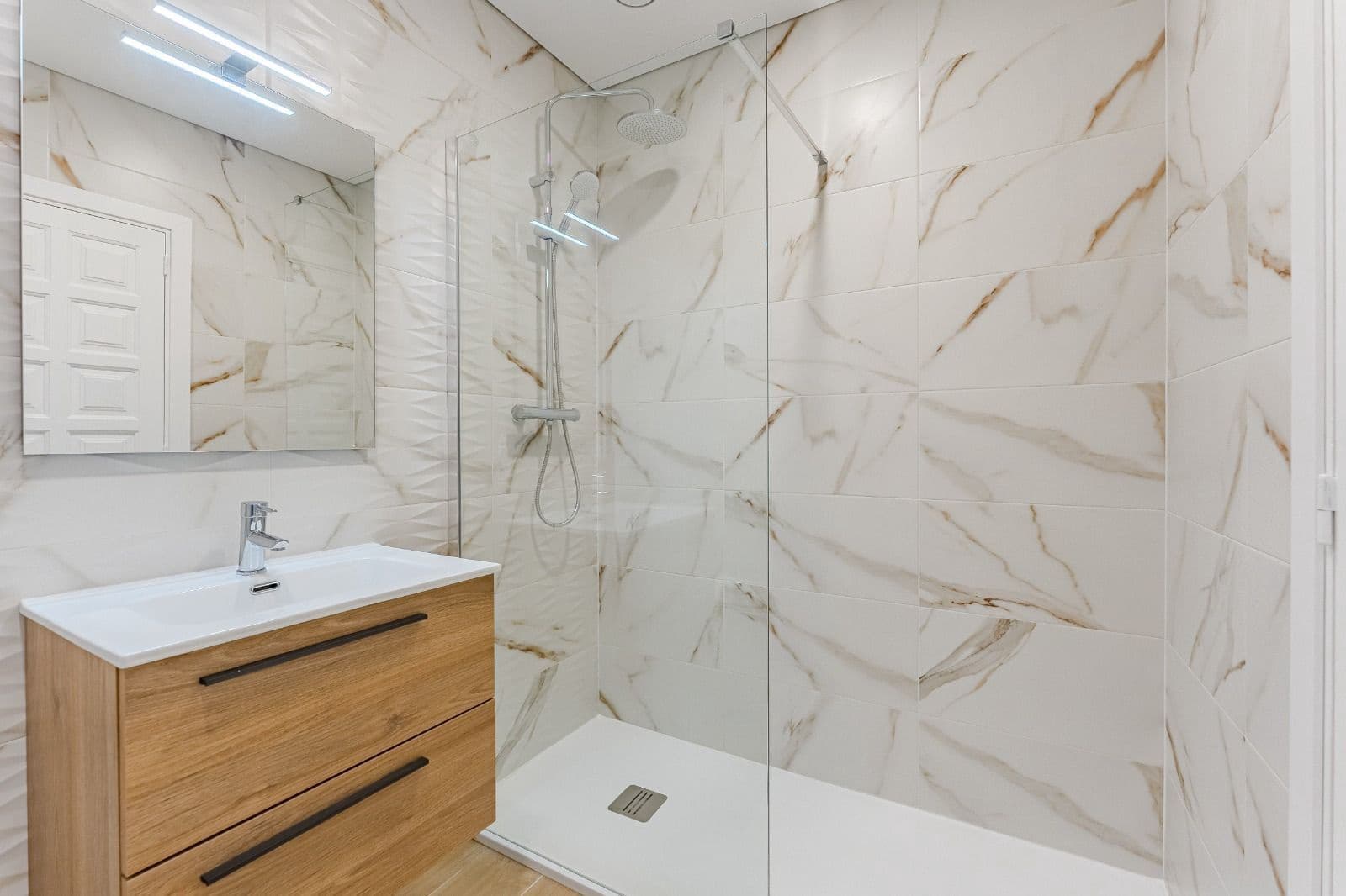 Apartamento de 2 habitaciones en Costa del Silencio en venta con piscina garaje - 325.000 € (Ref: 9465174)