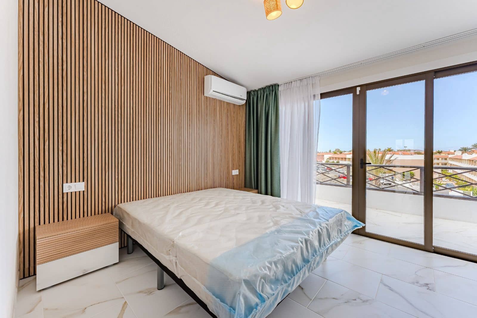 Apartamento de 2 habitaciones en Costa del Silencio en venta con piscina garaje - 325.000 € (Ref: 9465174)