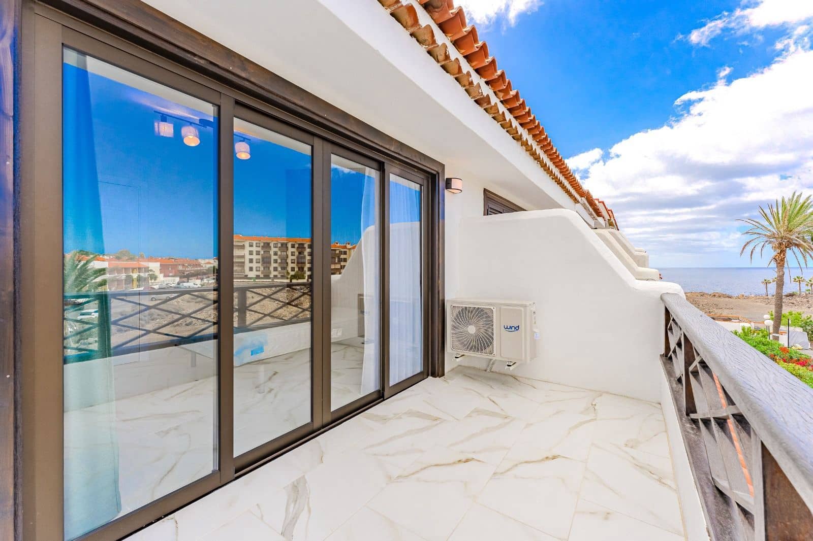 Apartamento de 2 habitaciones en Costa del Silencio en venta con piscina garaje - 325.000 € (Ref: 9465174)