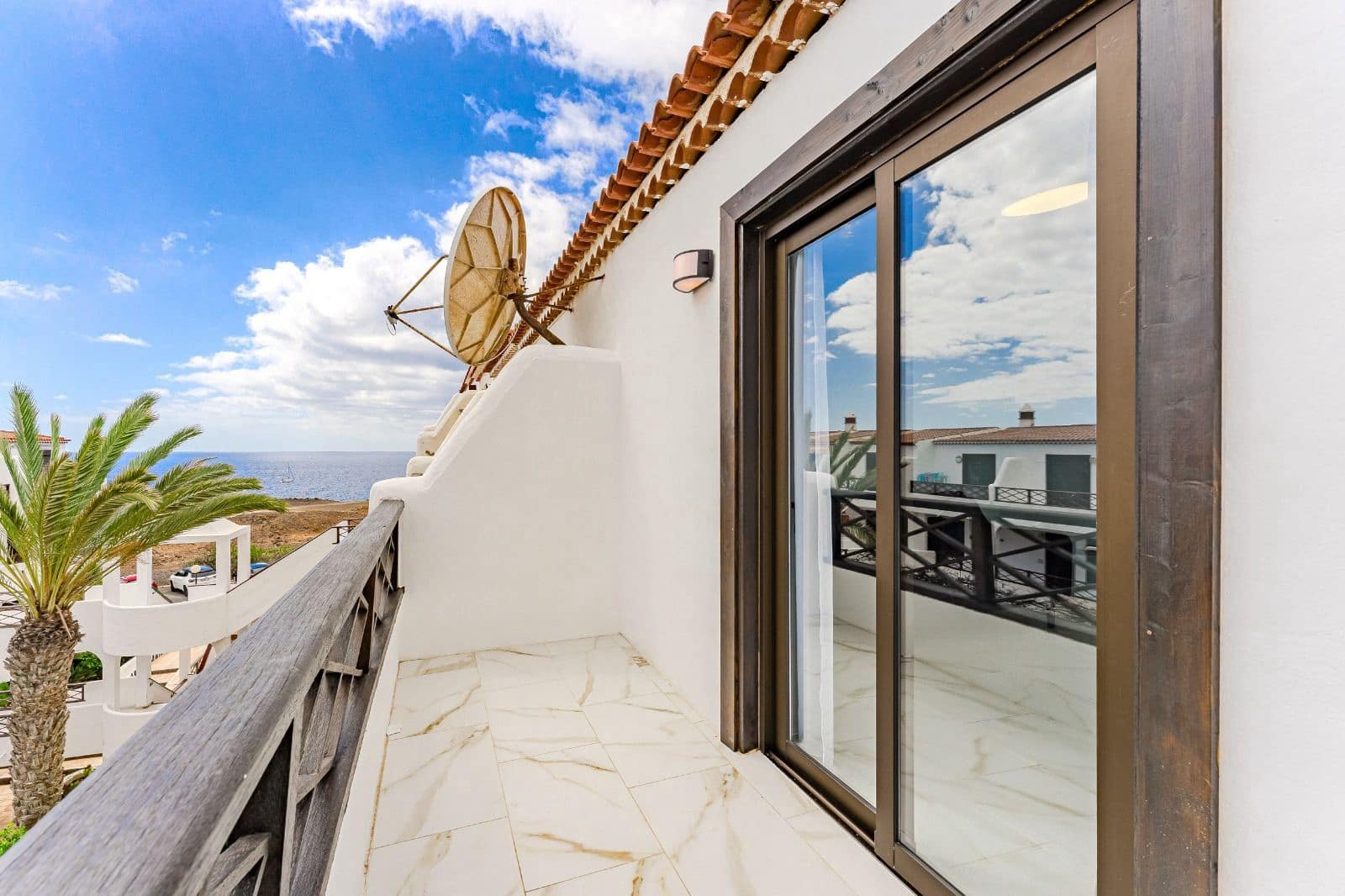 Apartamento de 2 habitaciones en Costa del Silencio en venta con piscina garaje - 325.000 € (Ref: 9465174)