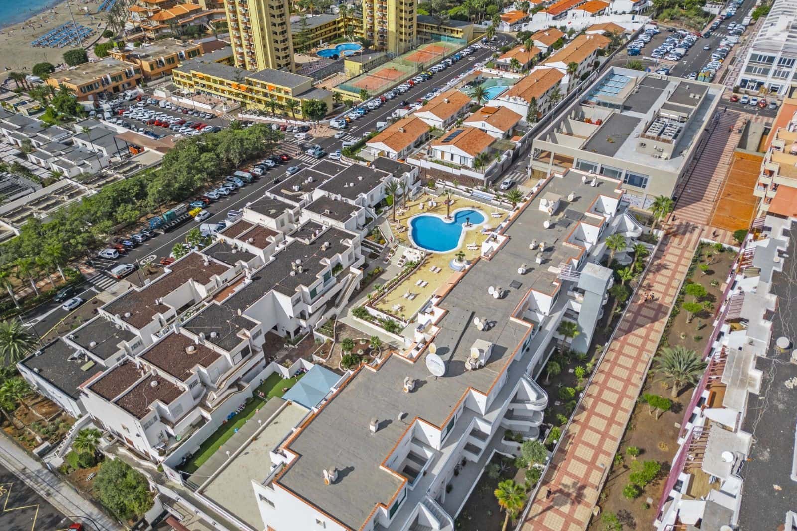 2 bedroom Apartment for sale in Playa de las Americas with pool - € 540,000 (Ref: 9529416)