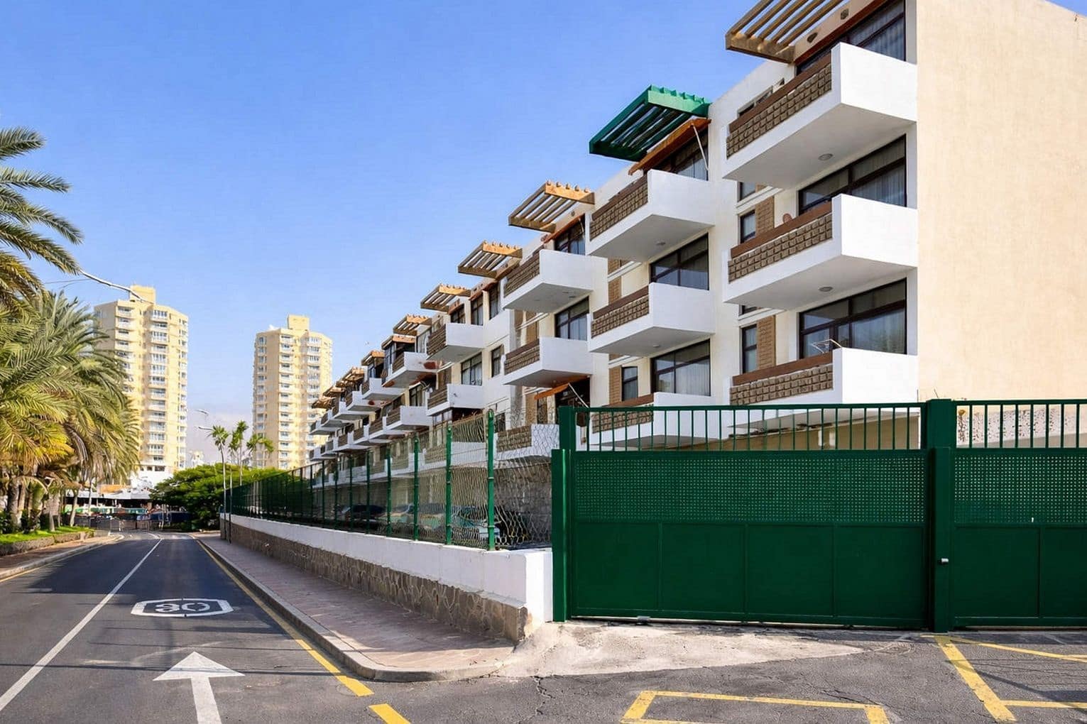 2 soverom Leilighet til salgs i Playa de las Americas med svømmebasseng garasje - € 399 000 (Ref: 9604574)