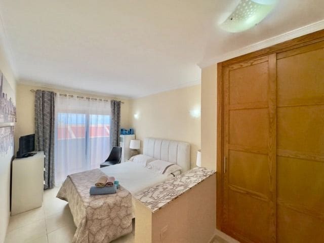 3 soveværelse Semi-Rækkehus til salg i Los Gigantes med swimmingpool garage - € 595.000 (Ref: 9665914)