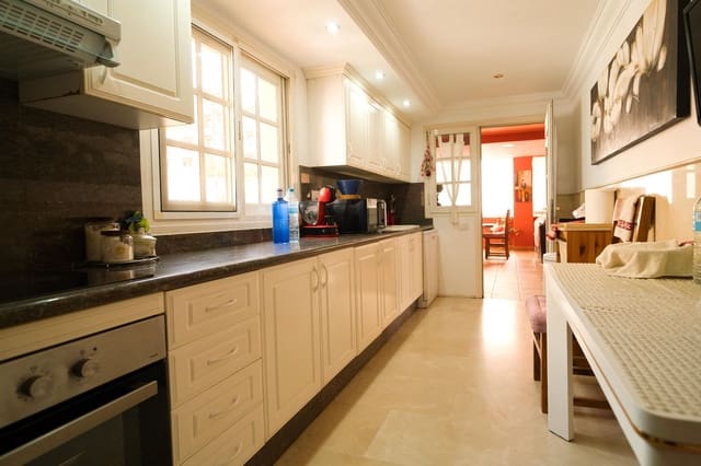 3 soveværelse Lejlighed til salg i Playa del Duque, Adeje med swimmingpool - € 840.000 (Ref: 9711076)