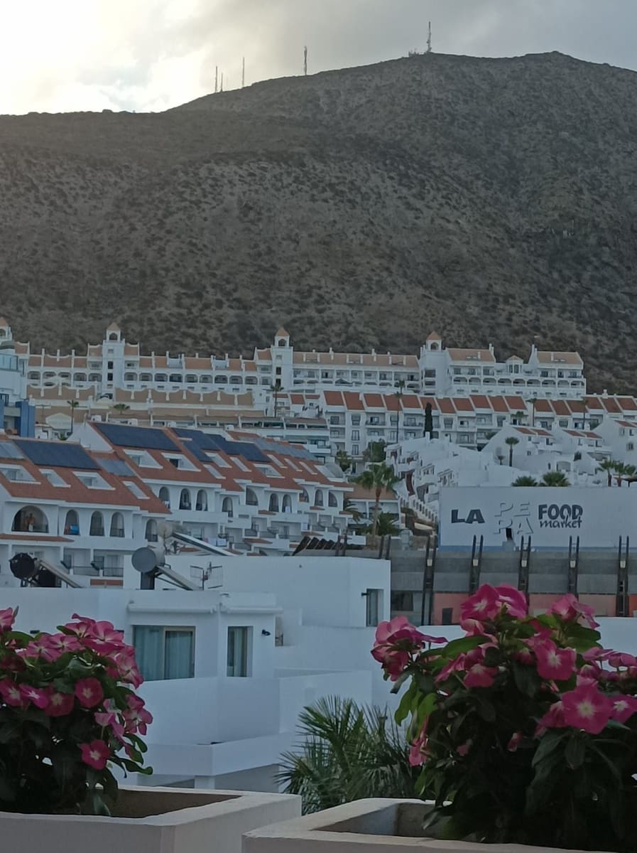 1 sypialnia Apartament na sprzedaż w Los Cristianos z basenem garażem - 309 950 € (Ref: 9711077)