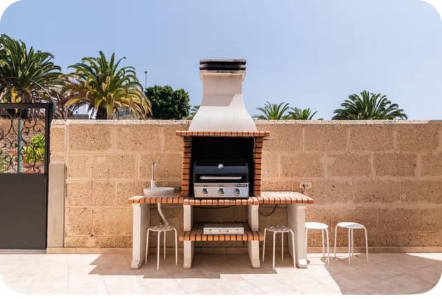 4 soverom Villa til salgs i El Madroñal, Adeje med svømmebasseng garasje - € 790 000 (Ref: 9714496)