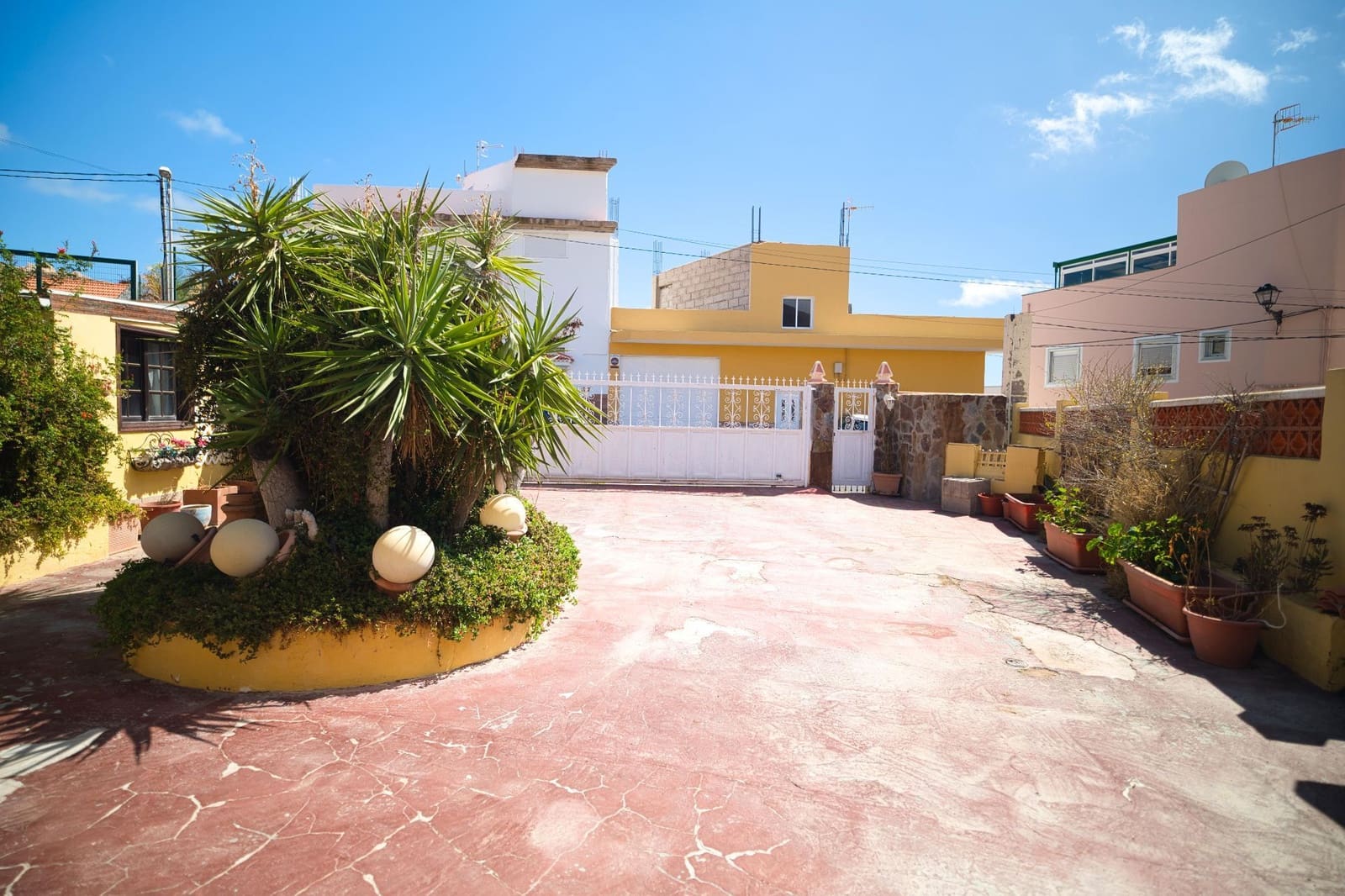 4 bedroom Townhouse for sale in Granadilla de Abona with garage - € 449,000 (Ref: 9719483)