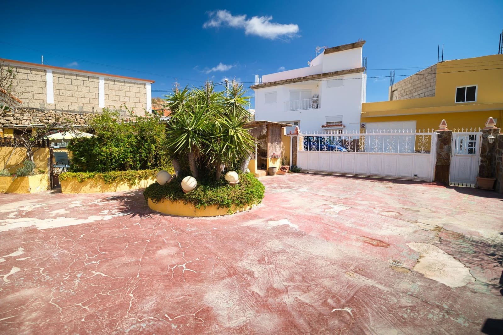 4 bedroom Townhouse for sale in Granadilla de Abona with garage - € 449,000 (Ref: 9719483)