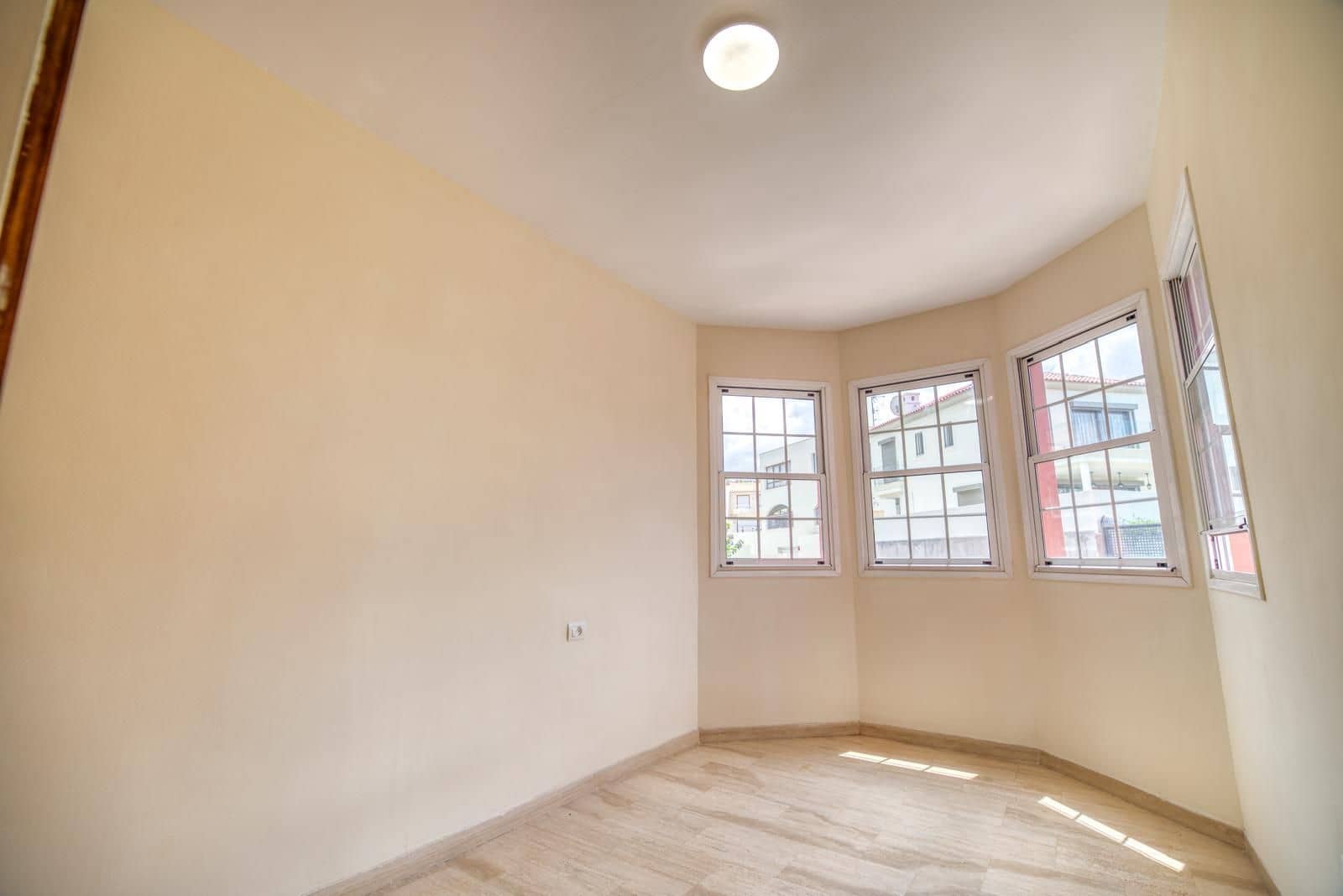 3 sypialnia Dom blizniak na sprzedaż w Chayofa z garażem - 440 000 € (Ref: 9761661)