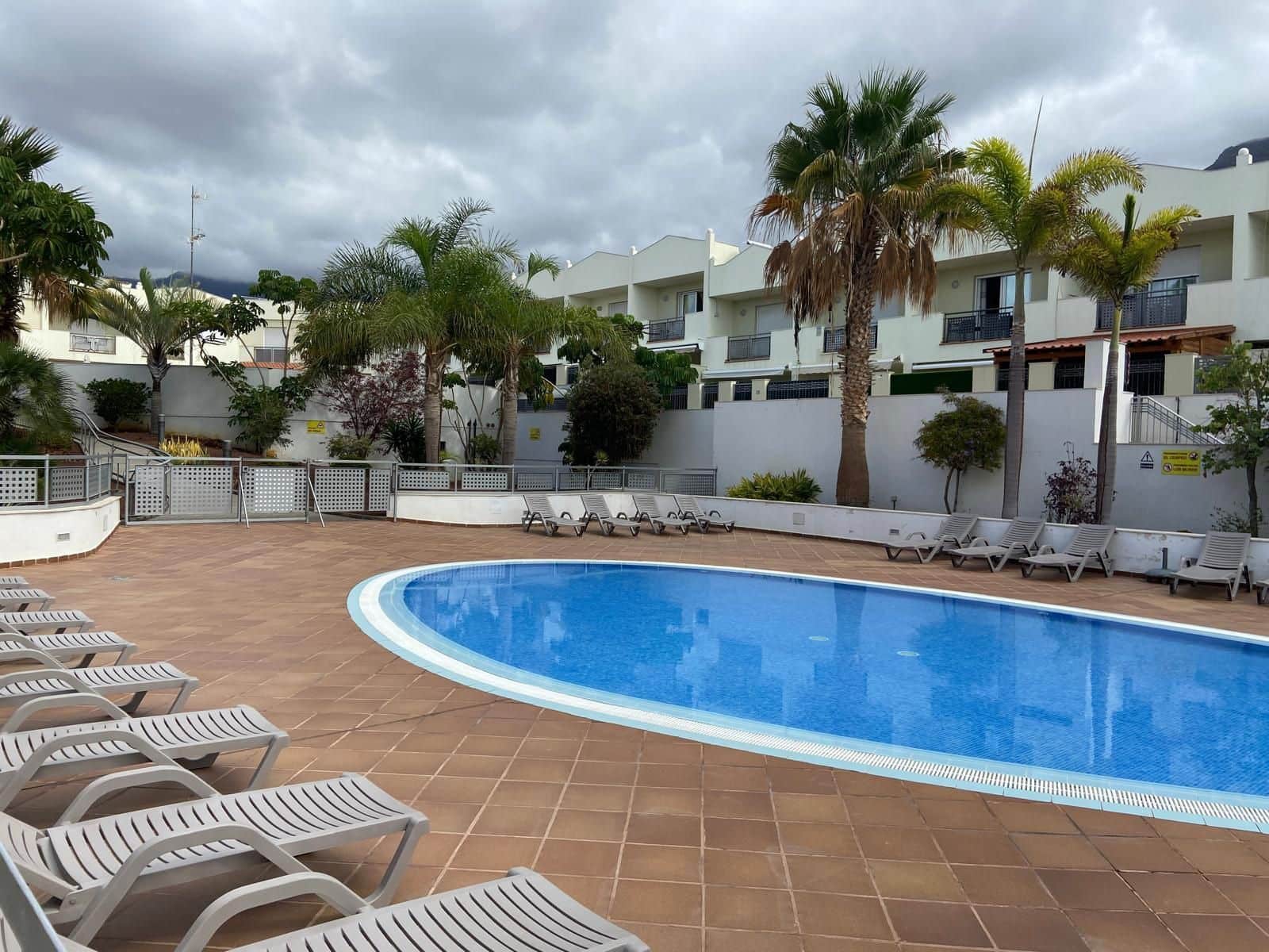 3 sypialnia Dom blizniak na sprzedaż w El Madronal z basenem garażem - 470 000 € (Ref: 9761663)