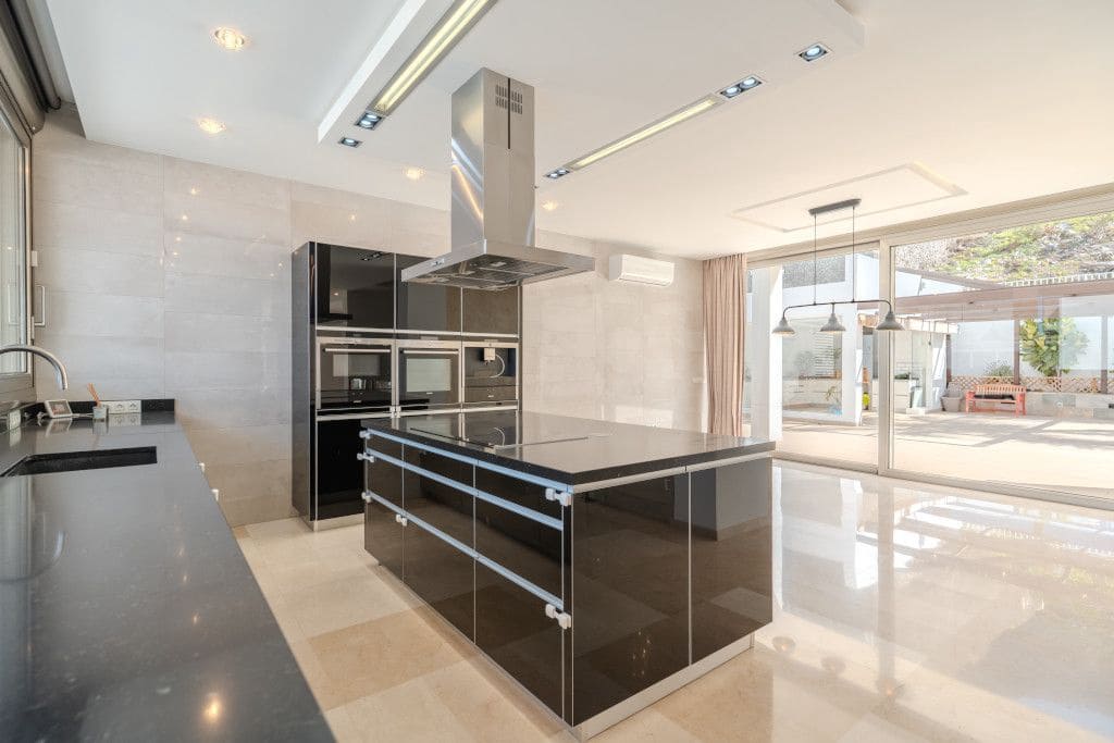 5 chambre Villa/Maison à vendre à Torviscas avec piscine garage - 2 100 000 € (Ref: 9788136)