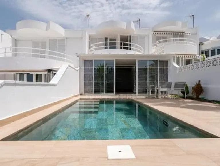 2 makuuhuone Paritalo myytävänä paikassa Costa Adeje mukana uima-altaan 
autotalli - 829 000 € (Ref: 9798635)