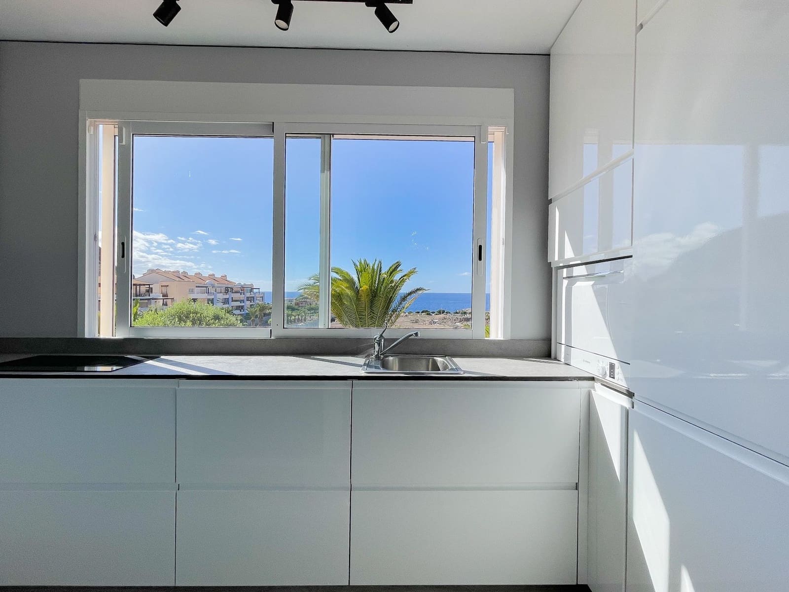 1 bedroom Apartment for sale in Los Cristianos with pool - € 359,000 (Ref: 9828255)