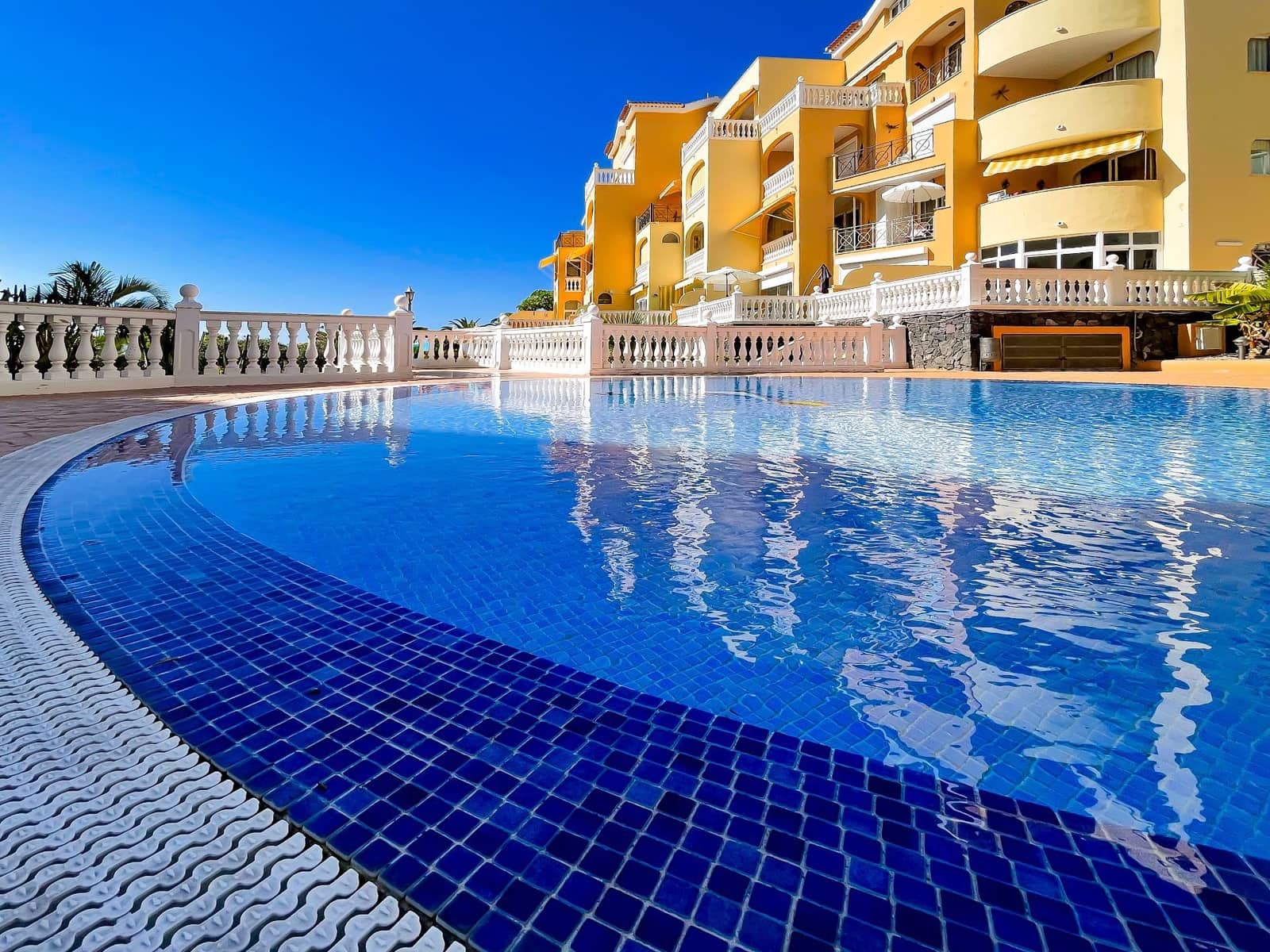 1 bedroom Apartment for sale in Los Cristianos with pool - € 359,000 (Ref: 9828255)