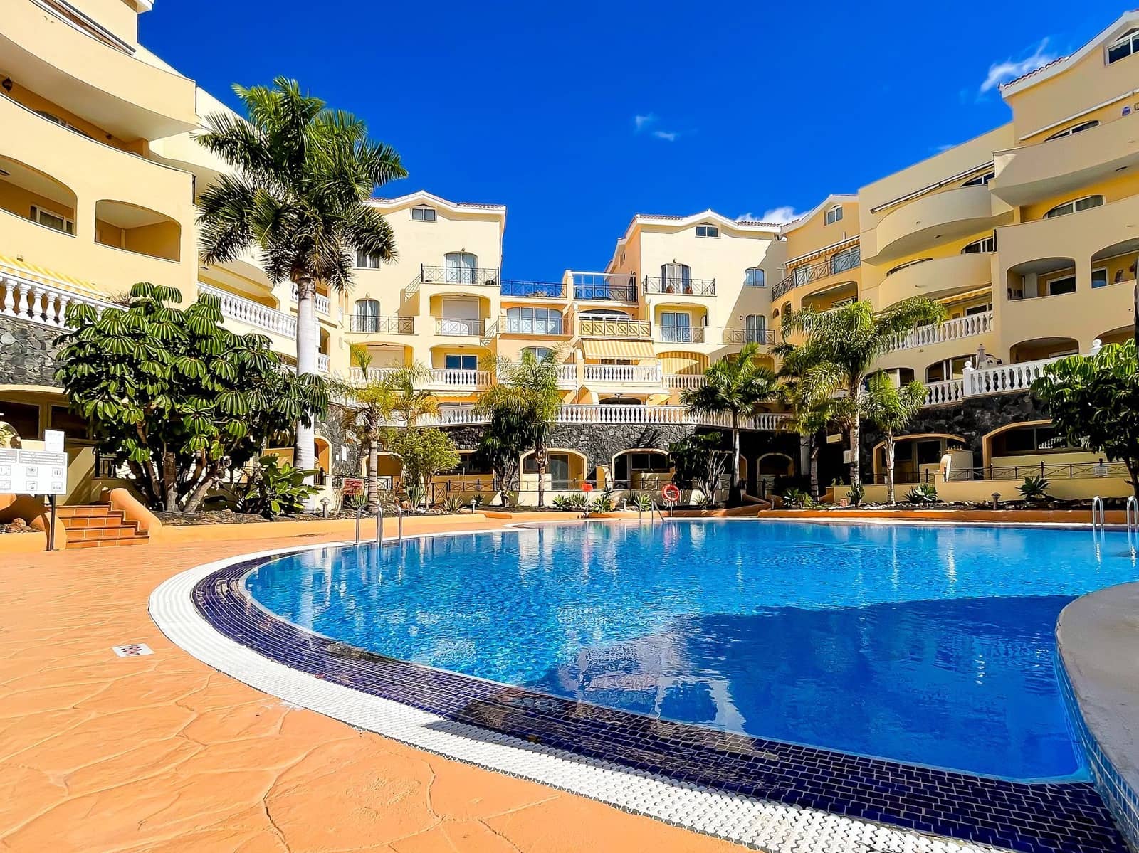 1 bedroom Apartment for sale in Los Cristianos with pool - € 359,000 (Ref: 9828255)