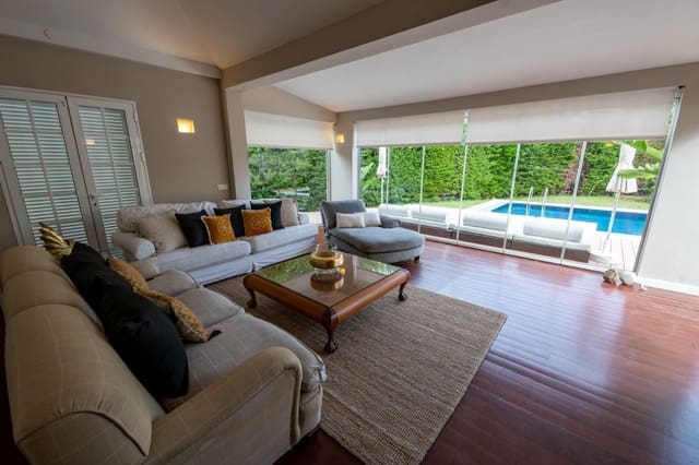 Chalet de 4 habitaciones en El Madroñal, Adeje en venta con piscina garaje - 1.599.000 € (Ref: 9828256)