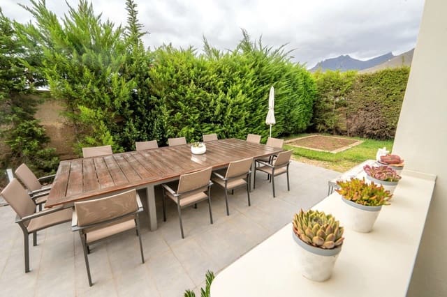 Chalet de 4 habitaciones en El Madroñal, Adeje en venta con piscina garaje - 1.599.000 € (Ref: 9828256)