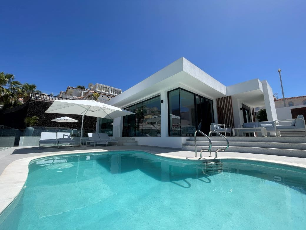 3 sypialnia Willa na sprzedaż w Costa Adeje z basenem garażem - 1 795 000 € (Ref: 9835171)