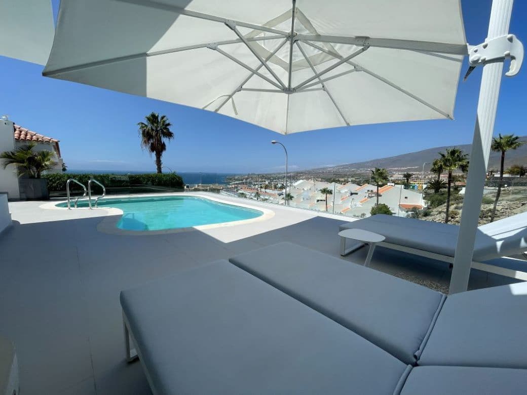 3 sypialnia Willa na sprzedaż w Costa Adeje z basenem garażem - 1 795 000 € (Ref: 9835171)