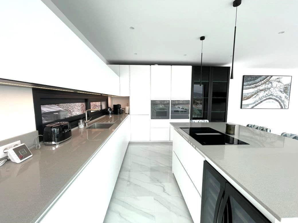 3 sypialnia Willa na sprzedaż w Costa Adeje z basenem garażem - 1 795 000 € (Ref: 9835171)