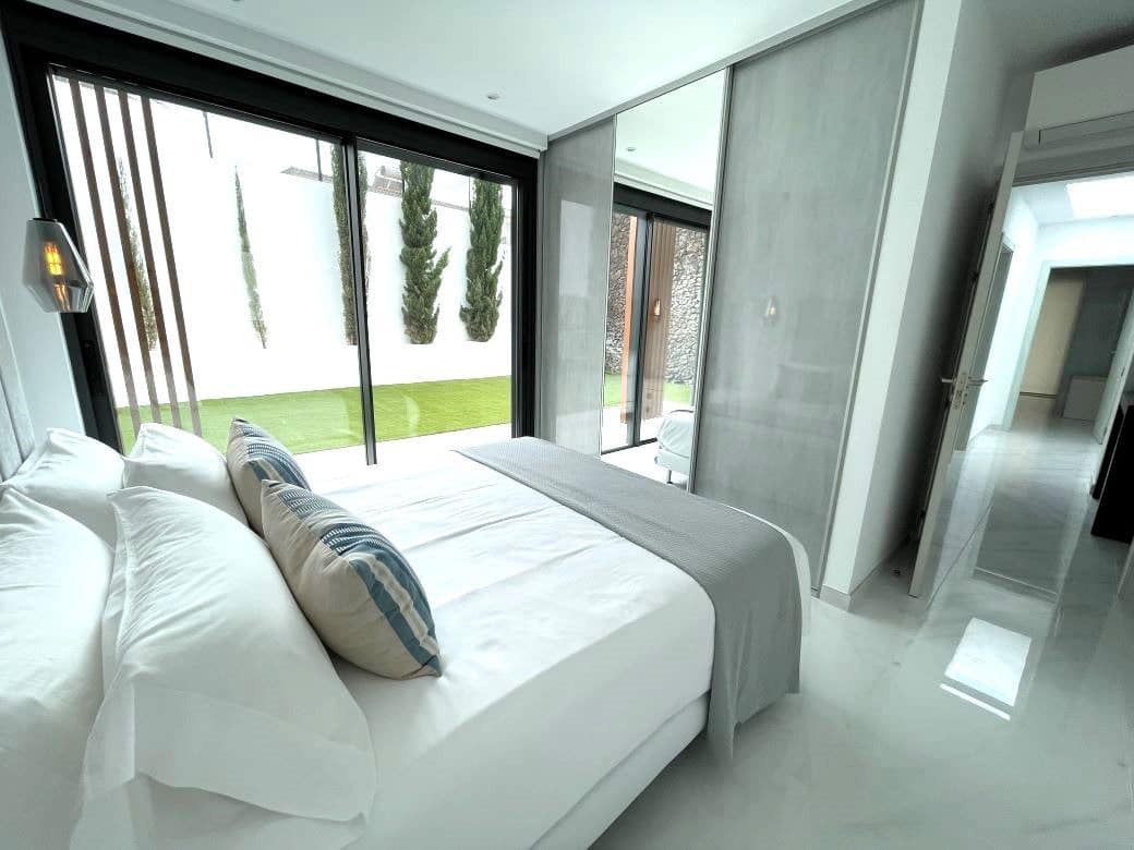 3 sypialnia Willa na sprzedaż w Costa Adeje z basenem garażem - 1 795 000 € (Ref: 9835171)