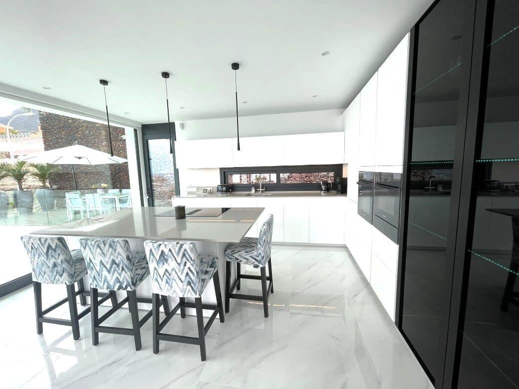 3 sypialnia Willa na sprzedaż w Costa Adeje z basenem garażem - 1 795 000 € (Ref: 9835171)