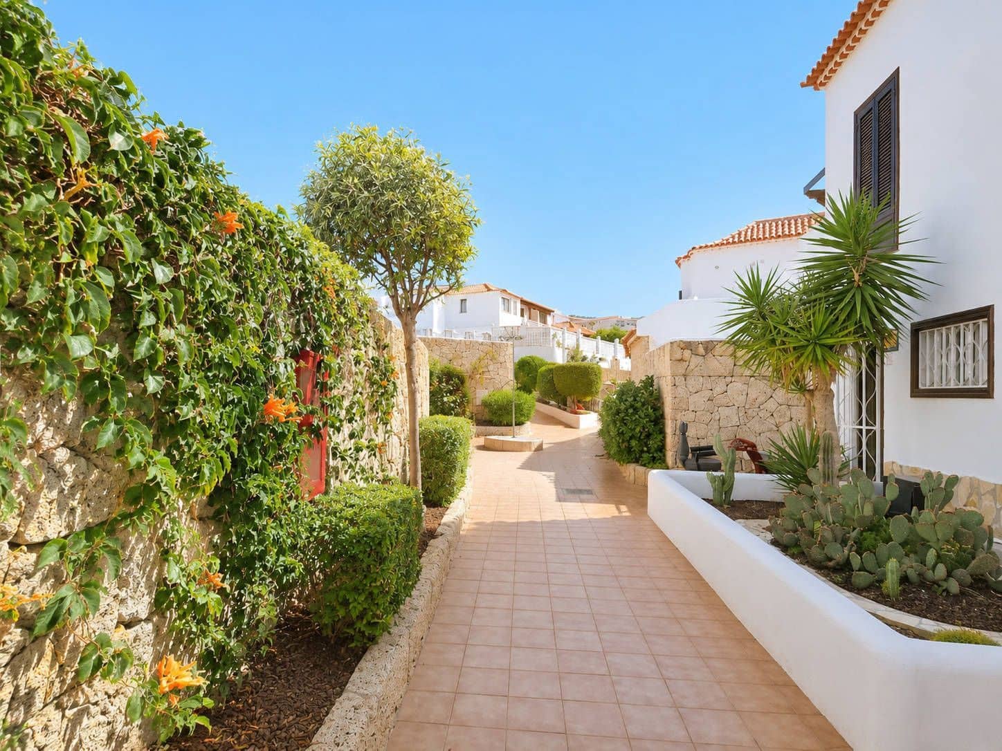 Apartment for sale in Playa de las Americas with pool - € 265,000 (Ref: 9844818)