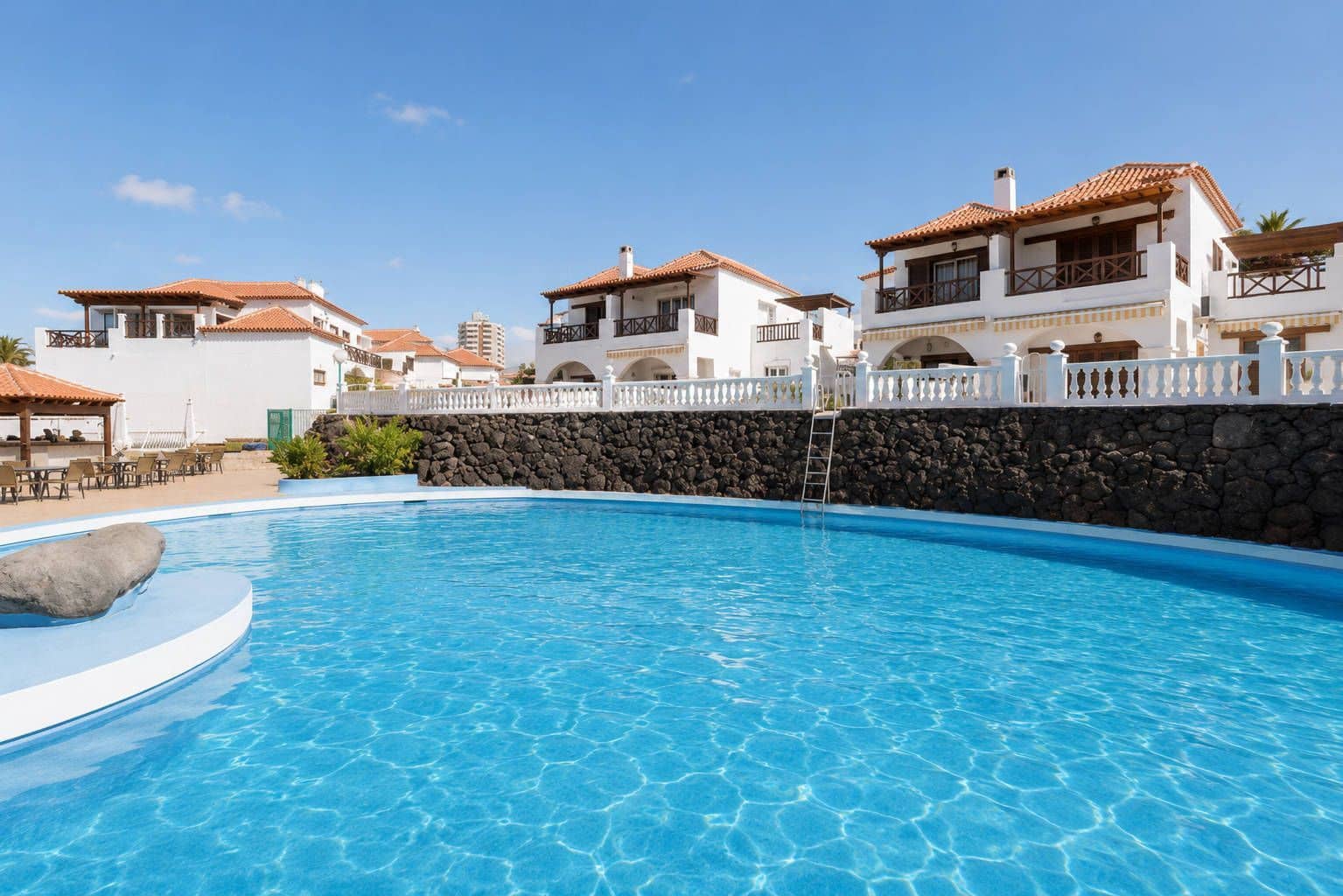 Apartment for sale in Playa de las Americas with pool - € 265,000 (Ref: 9844818)