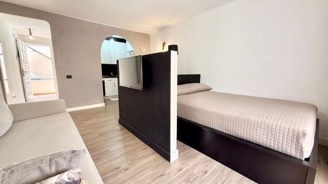 Apartament na sprzedaż w Playa de las Americas, Arona z basenem - 259 000 € (Ref: 9864015)