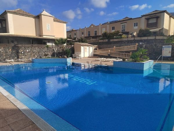 3 soveværelse Semi-Rækkehus til salg i Arona med swimmingpool garage - € 650.000 (Ref: 9864016)