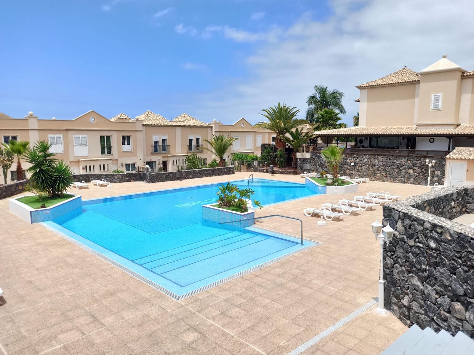 3 soveværelse Semi-Rækkehus til salg i Arona med swimmingpool garage - € 650.000 (Ref: 9864016)