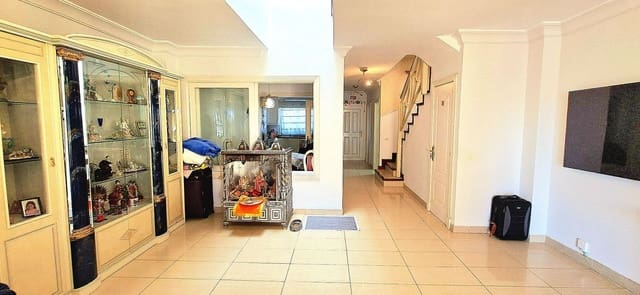 3 soveværelse Semi-Rækkehus til salg i Arona med swimmingpool garage - € 650.000 (Ref: 9864016)