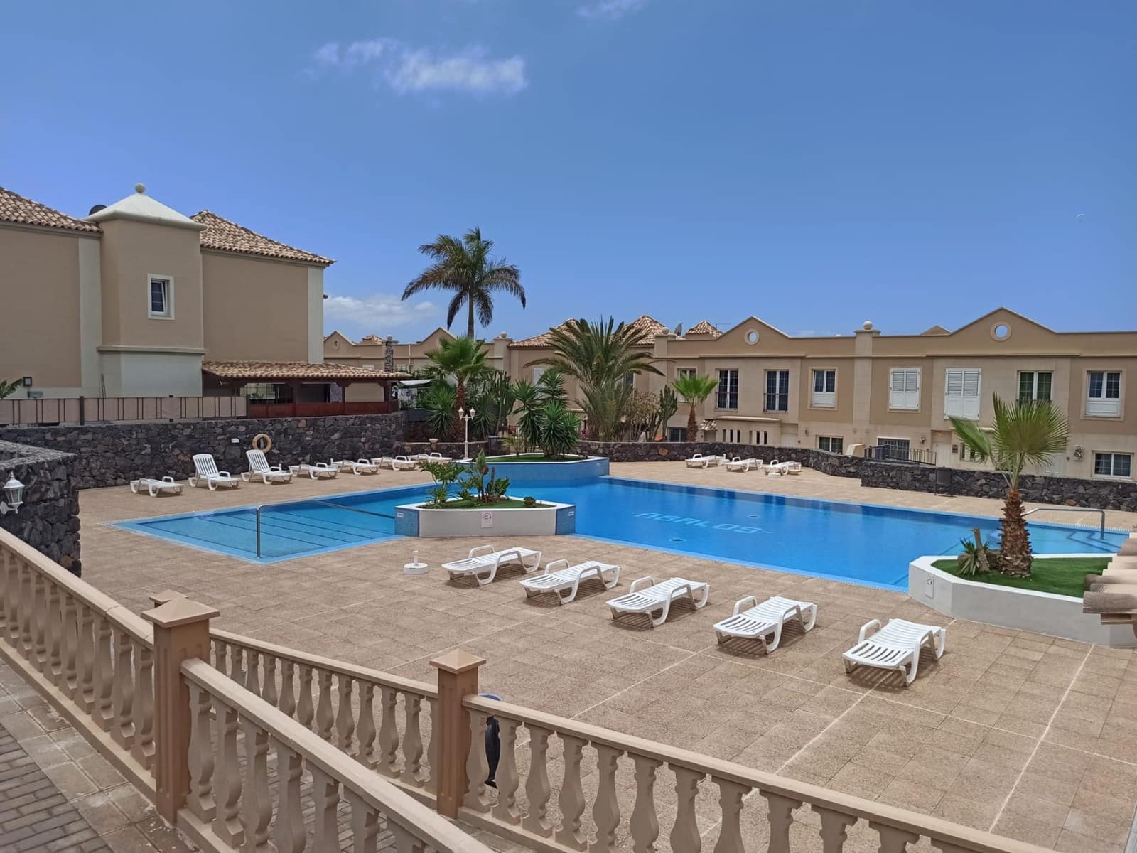 3 soveværelse Semi-Rækkehus til salg i Arona med swimmingpool garage - € 650.000 (Ref: 9864016)